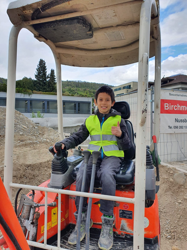 Bagger fahren und Lastwagen erkunden