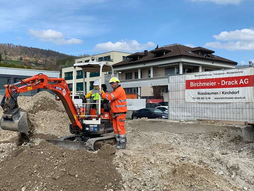 Bagger und Lastwagen