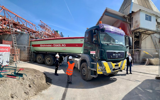 Bagger und Lastwagen