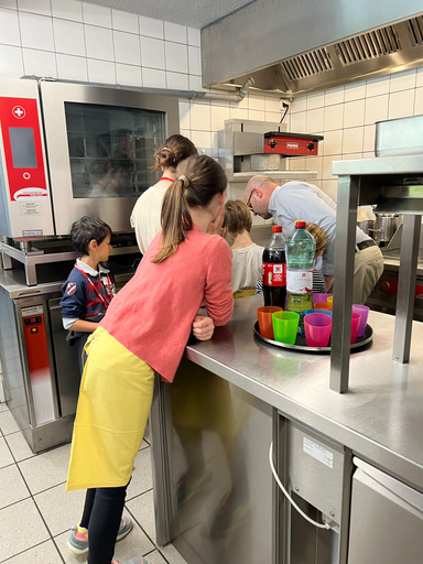 Kinder backen Pizza