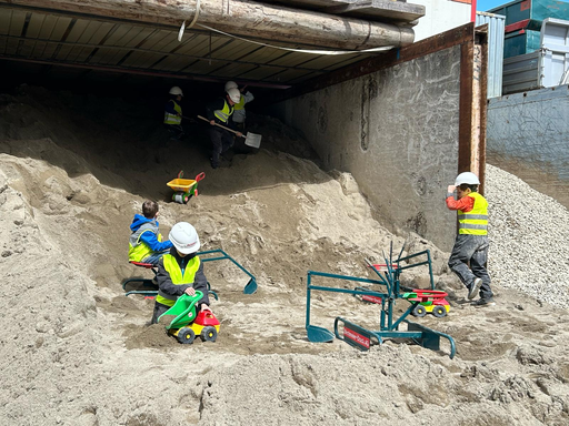 Bagger fahren und Lastwagen erkunden