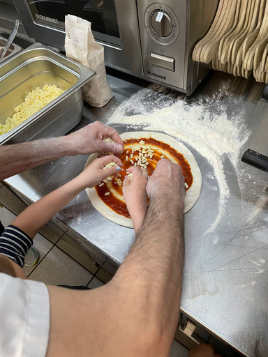 Kinder backen Pizza