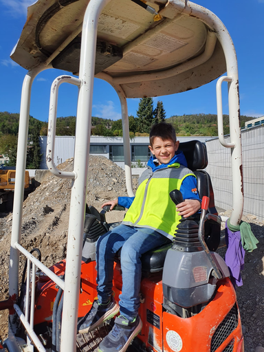 Bagger fahren und Lastwagen erkunden