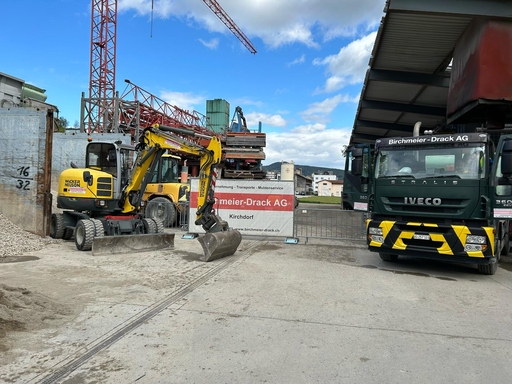 Bagger fahren und Lastwagen erkunden