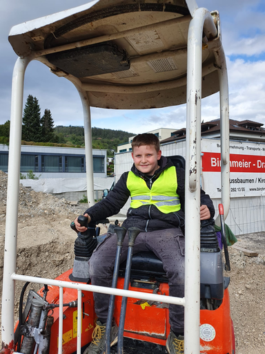 Bagger fahren und Lastwagen erkunden